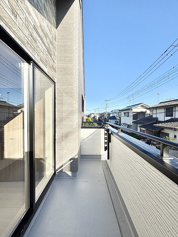 南向きのバルコニー!ご家族の洗濯物はもちろん、お布団もたっぷり干せます!