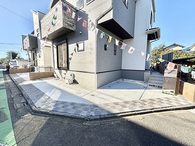 2台(車種による)駐車可!ご家族みんなの自転車も置ける広々カースペース。