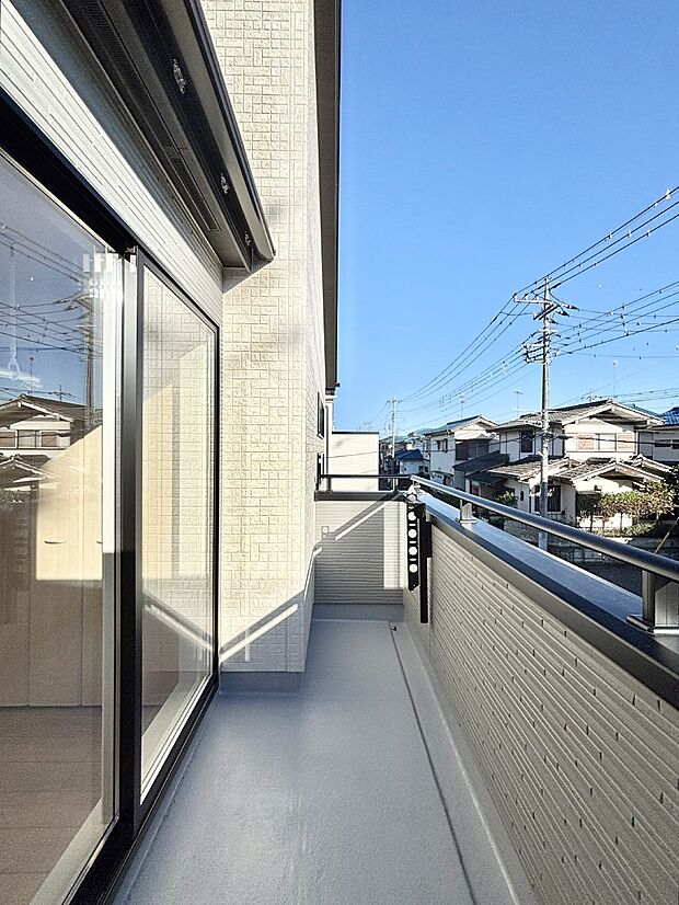 南向きのバルコニー！ご家族の洗濯物はもちろん、お布団もたっぷり干せます！