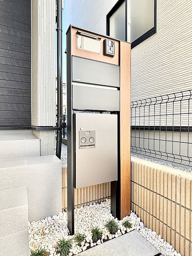 表札・インターホン・ポスト・宅配ＢＯＸをひとつに集約。エントランスになじむシンプルデザイン。
