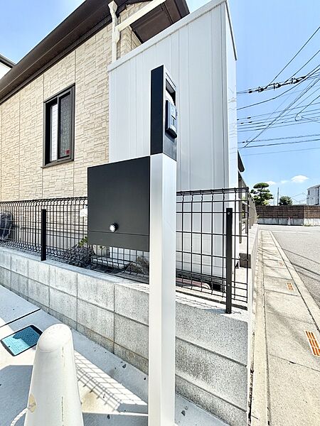 表札・インターホン・ポストをひとつに集約。エントランスになじむシンプルデザイン。