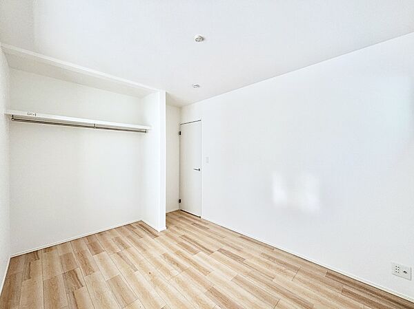物や洋服の出し入れがスムーズなオープンクローゼット付きのお部屋
