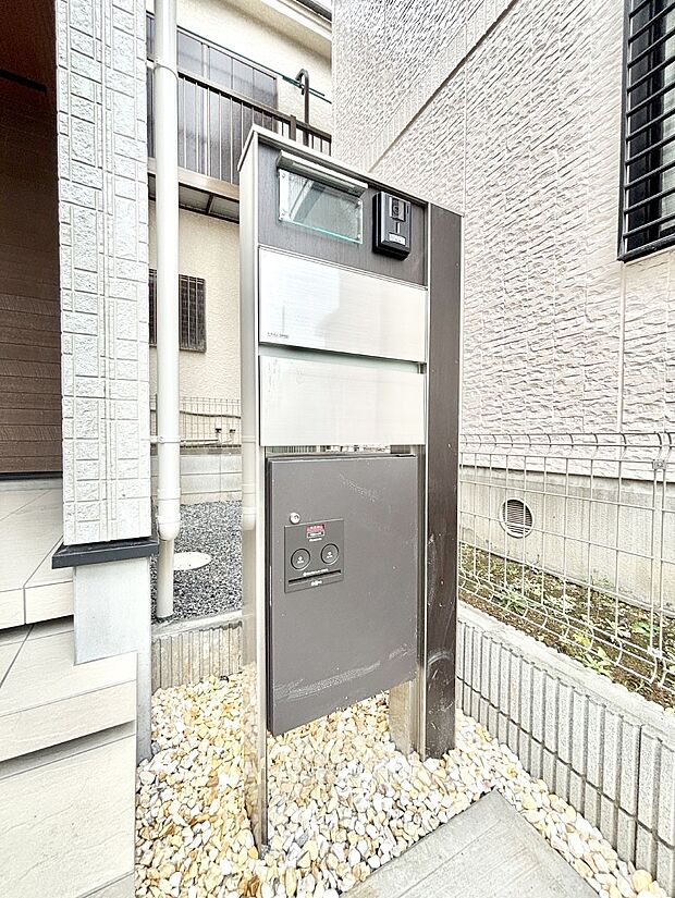 シンプルデザインのポスト。