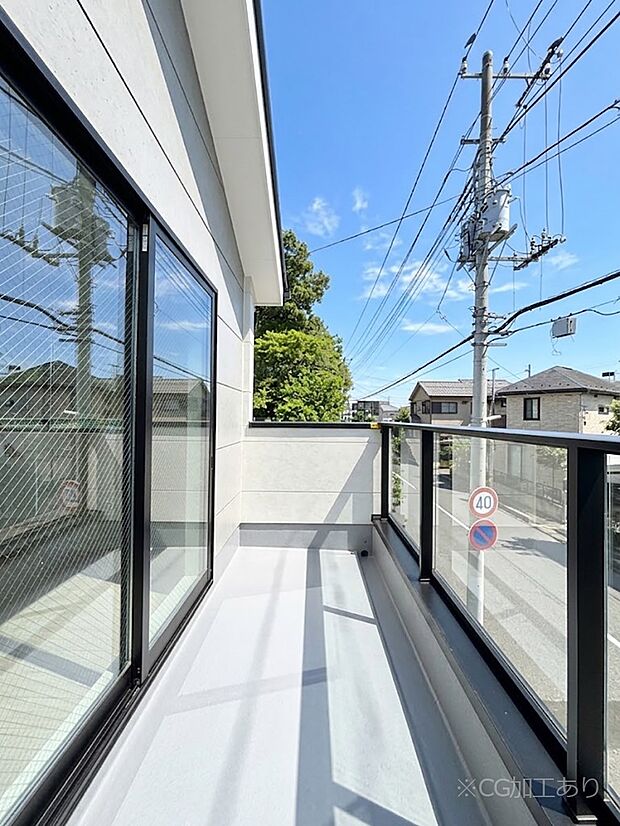 暖かな陽光が降り注ぐバルコニー。爽やかな風も心地よいです。