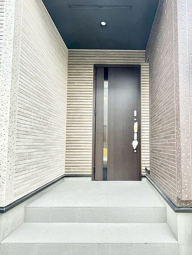 玄関前は雨が降っても濡れにくい屋根付き