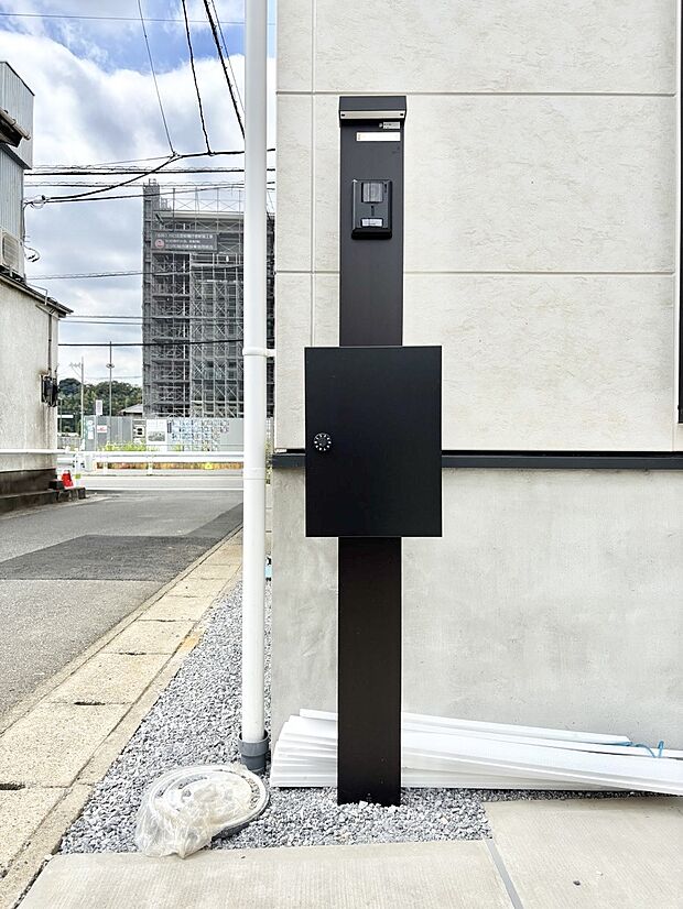 表札・インターホン・ポストをひとつに集約。エントランスになじむシンプルデザイン。