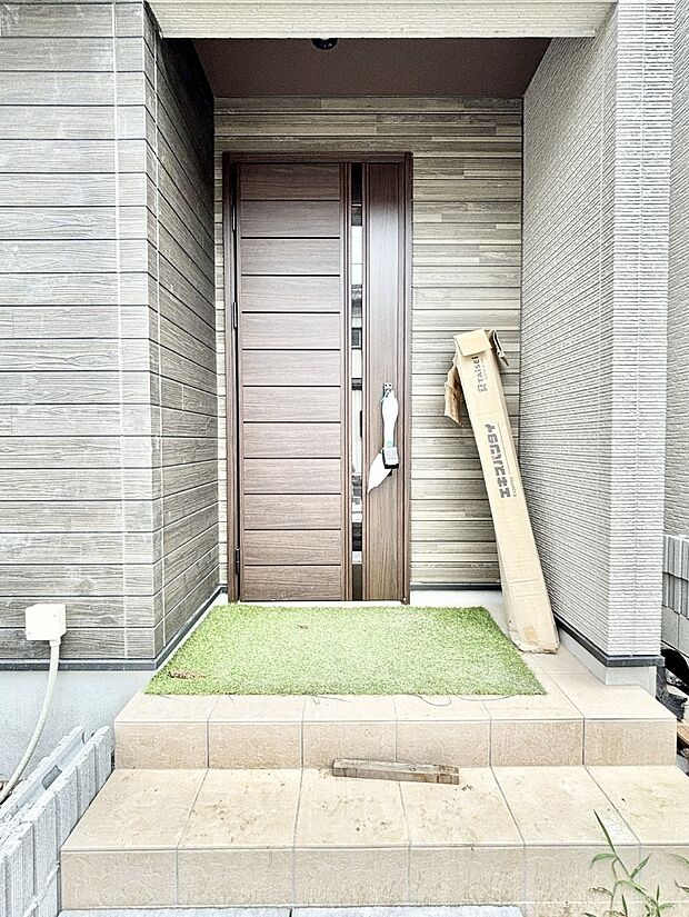 大切な家族、来客を出迎える玄関。玄関前は屋根付きで雨が降っていても濡れにくいです。 