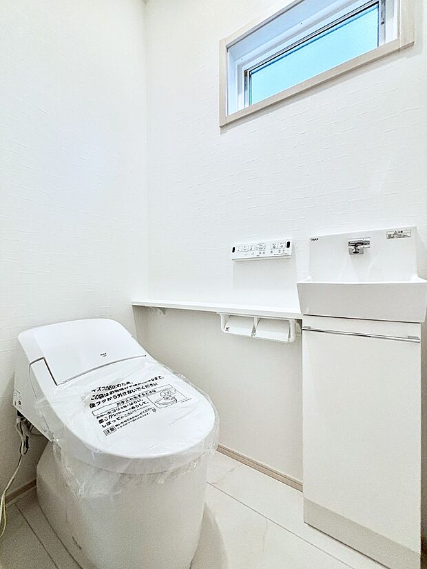 換気用小窓があり、明るく清潔な空間です。