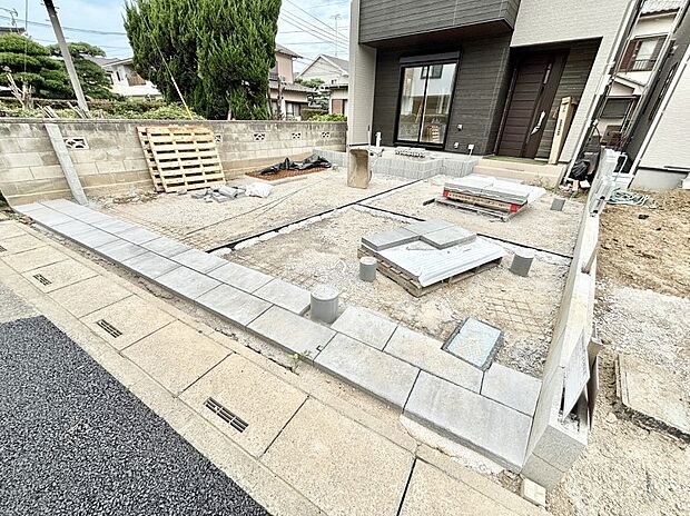 2台（車種による）駐車可！ご家族みんなの自転車も置ける広々カースペース。