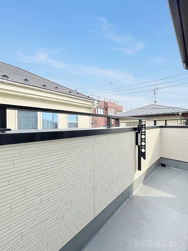 暖かな陽光が降り注ぐバルコニーはお洗濯におすすめ。爽やかな風も心地よいです。