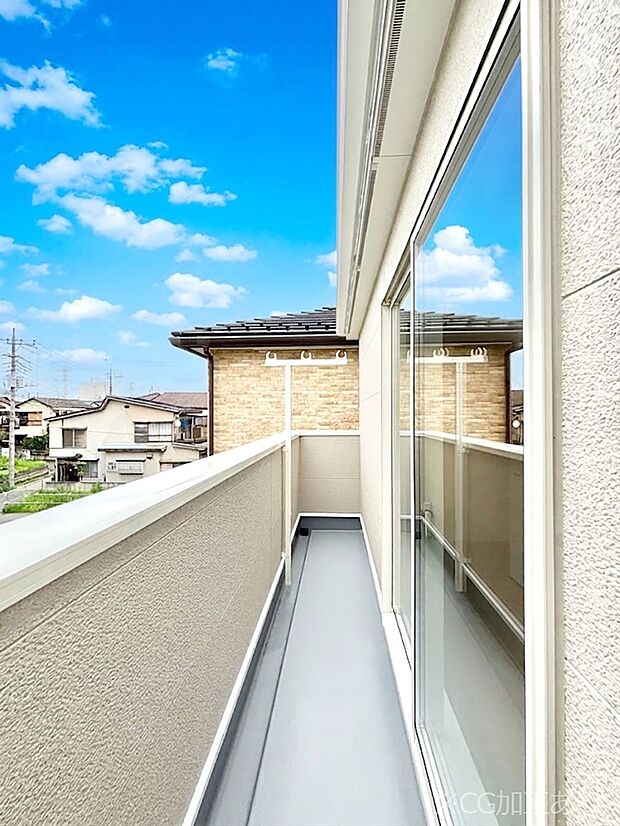 暖かな陽光が降り注ぐバルコニーはお洗濯におすすめ。爽やかな風も心地よいです。