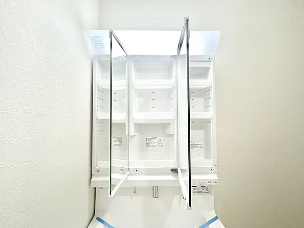 三面鏡の裏に、化粧品や衛生用品などを収納可能。洗面台をすっきりと保ちます！
