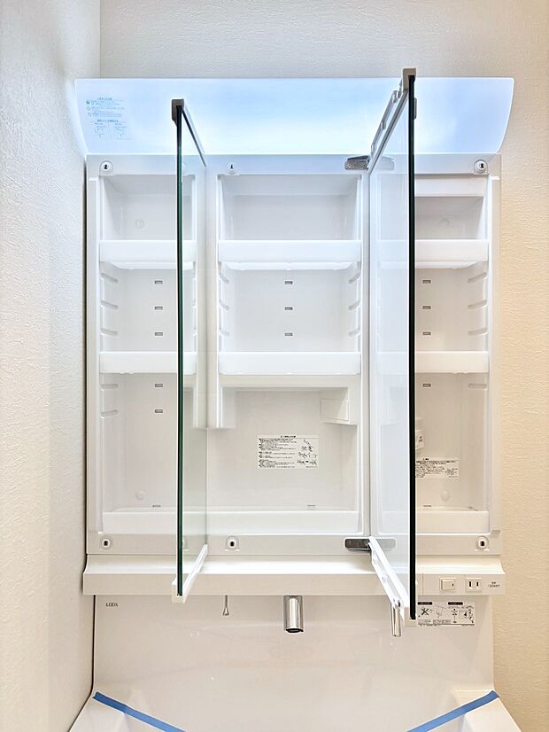 三面鏡の裏に、化粧品や衛生用品などを収納可能。洗面台をすっきりと保ちます!