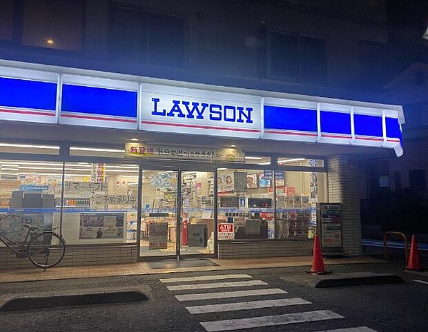 コンビニ 350m ローソン 三郷戸ヶ崎五丁目店