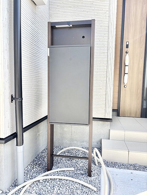 表札・インターホン・ポスト・宅配BOXをひとつに集約。エントランスになじむシンプルデザイン。