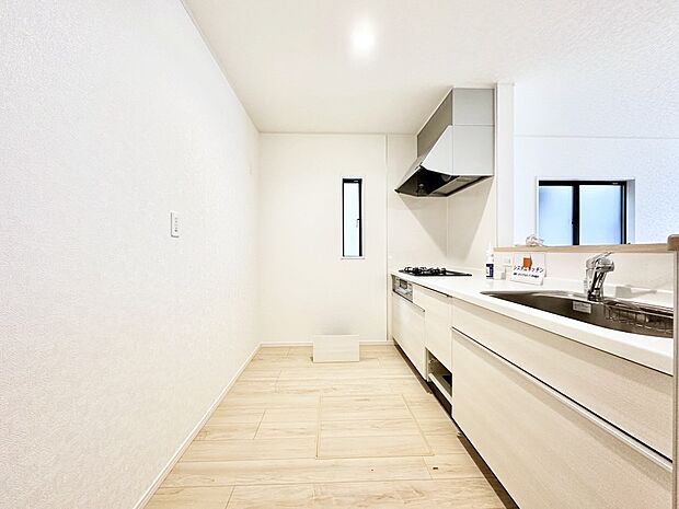 爽やかな風が通り抜けるキッチン。窓があるので明るく換気にも役立ちます。