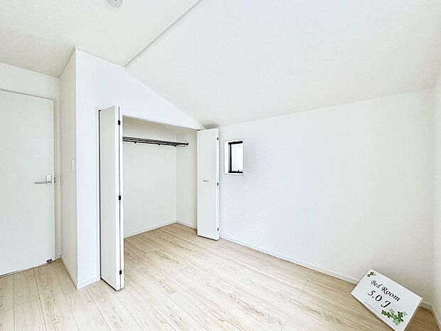 お子さまのお部屋としても！衣類の整理整頓に便利なクローゼット付きの洋室。