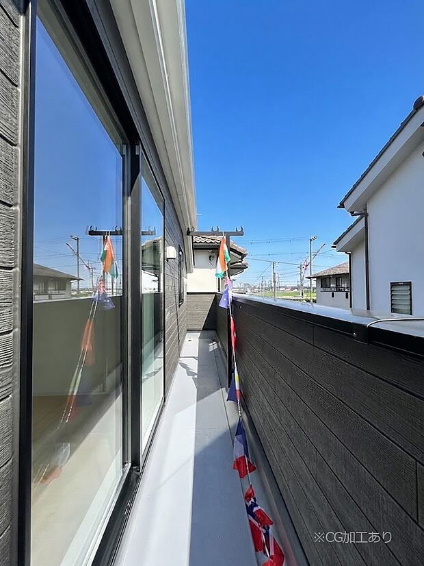 暖かな陽光が降り注ぐバルコニー。爽やかな風も心地よいです。 
