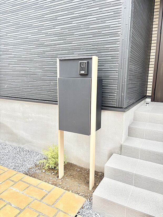 シンプルデザインのポスト。