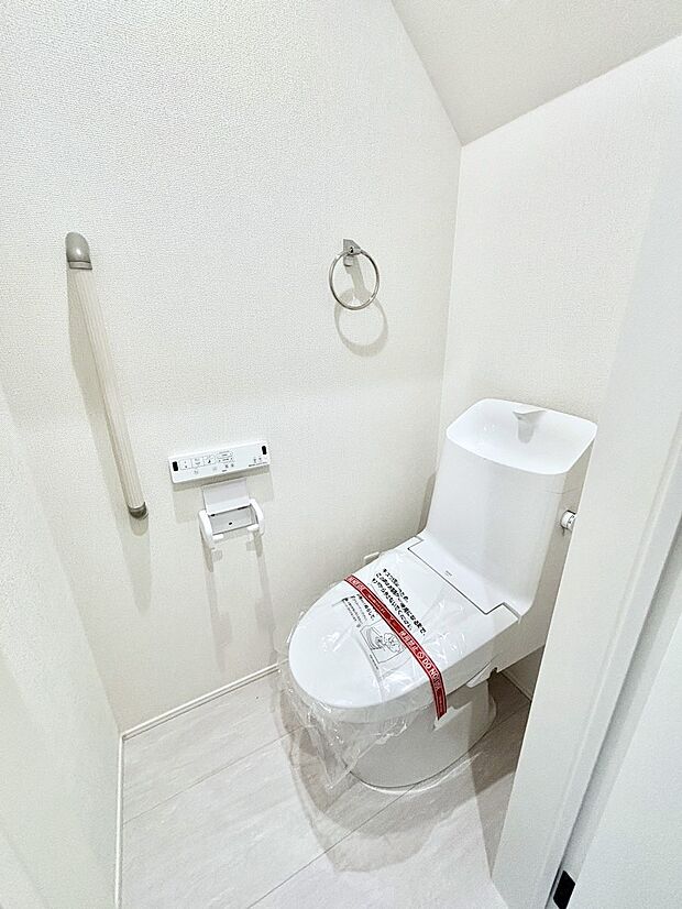 明るく清潔感のあるトイレです。
