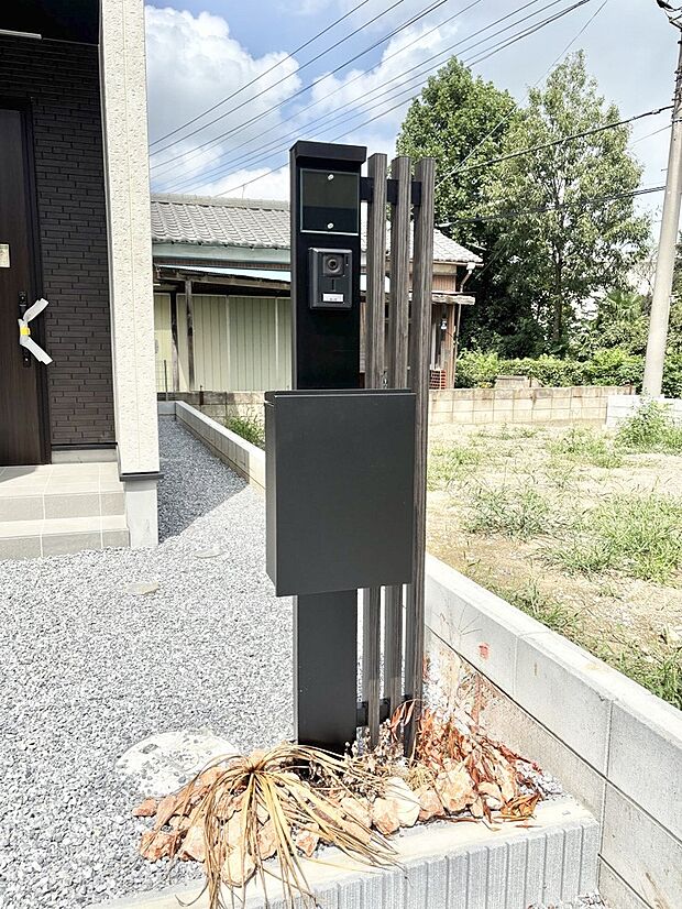 表札・インターホン・ポストをひとつに集約。エントランスになじむシンプルデザイン。