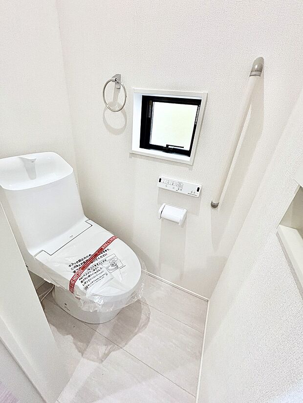 明るく清潔感のあるトイレです。