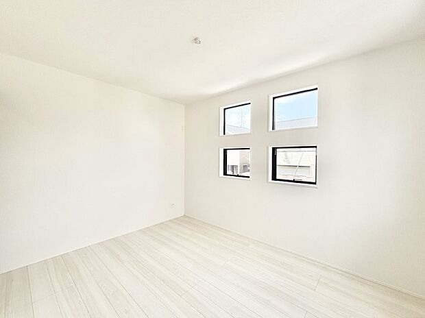 4つ並んだ窓が外観にもアクセントをプラス!日当たりの良いお部屋は気持ちが良いですね。