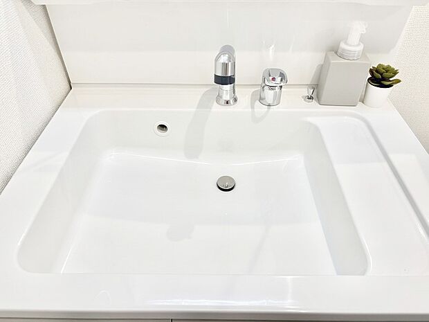 ハンドシャワー付き！使いやすい洗面台。