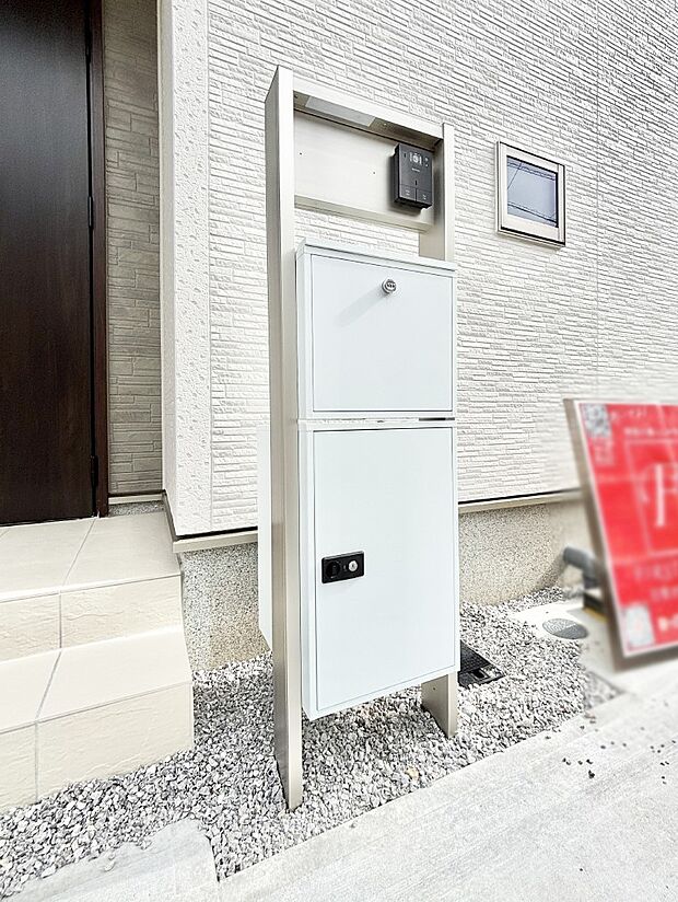 表札・インターホン・ポスト・宅配ＢＯＸをひとつに集約。エントランスになじむシンプルデザイン。