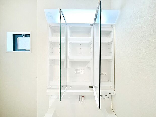 三面鏡の裏に、化粧品や衛生用品などを収納可能。洗面台をすっきりと保ちます!