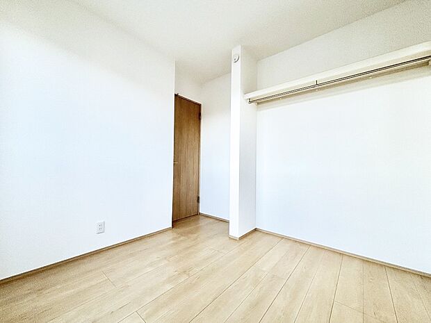 物や洋服の出し入れがスムーズなオープンクローゼット付きのお部屋