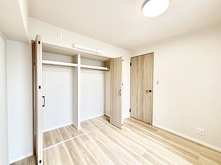 お子さまのお部屋としても!衣類の整理整頓に便利なクローゼット付きの洋室。