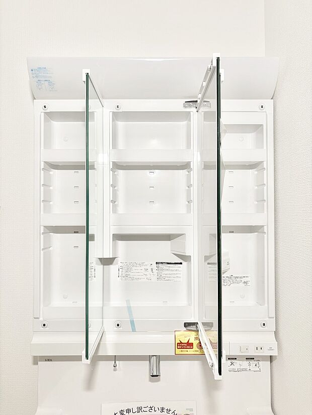 三面鏡の裏に、化粧品や衛生用品などを収納可能。洗面台をすっきりと保ちます!