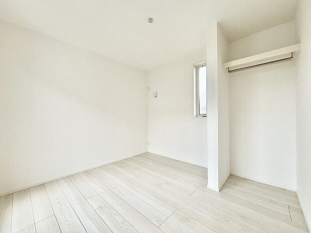 物や洋服の出し入れがスムーズなオープンクローゼット付きのお部屋