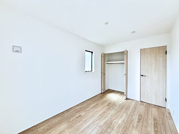お子さまのお部屋としても!衣類の整理整頓に便利なクローゼット付きの洋室。