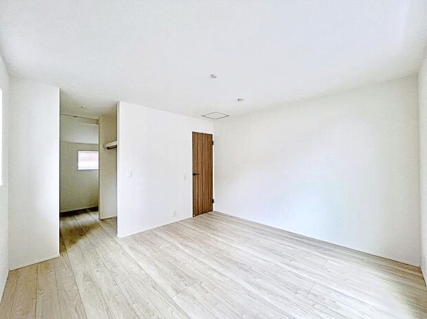 ウォークインクローゼットがあるお部屋。季節ごとの入れ替えも不要で便利です!