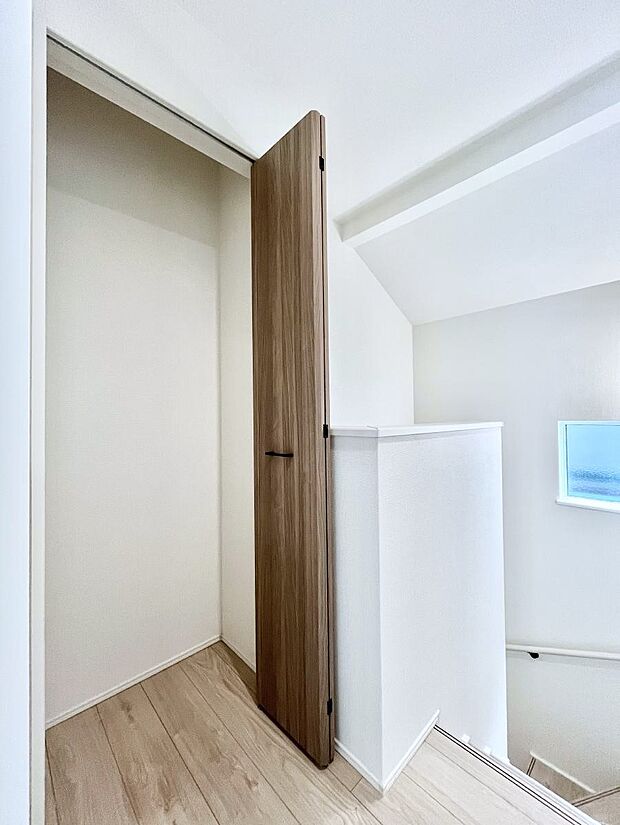 廊下収納。掃除道具や季節の小物を収納することができます。