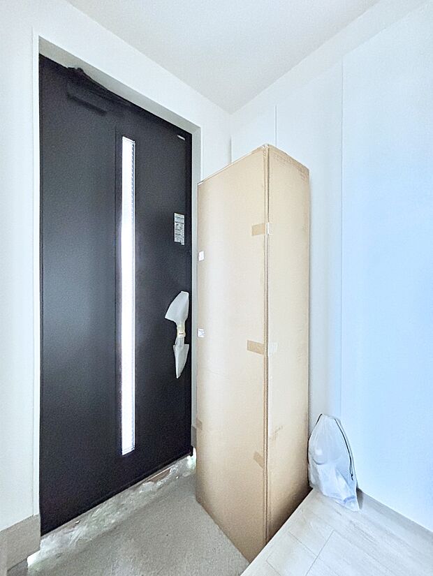 ガラススリットの入った玄関ドアが室内に光を届けてくれます