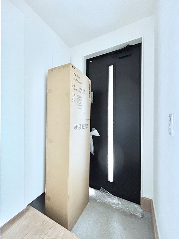 ガラススリットの入った玄関ドアが室内に光を届けてくれます