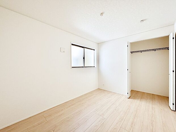 お子さまのお部屋としても!衣類の整理整頓に便利なクローゼット付きの洋室。