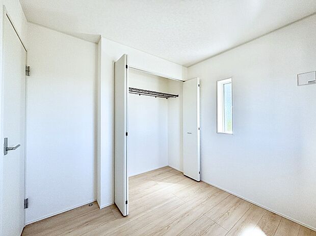 お子さまのお部屋としても!衣類の整理整頓に便利なクローゼット付きの洋室。