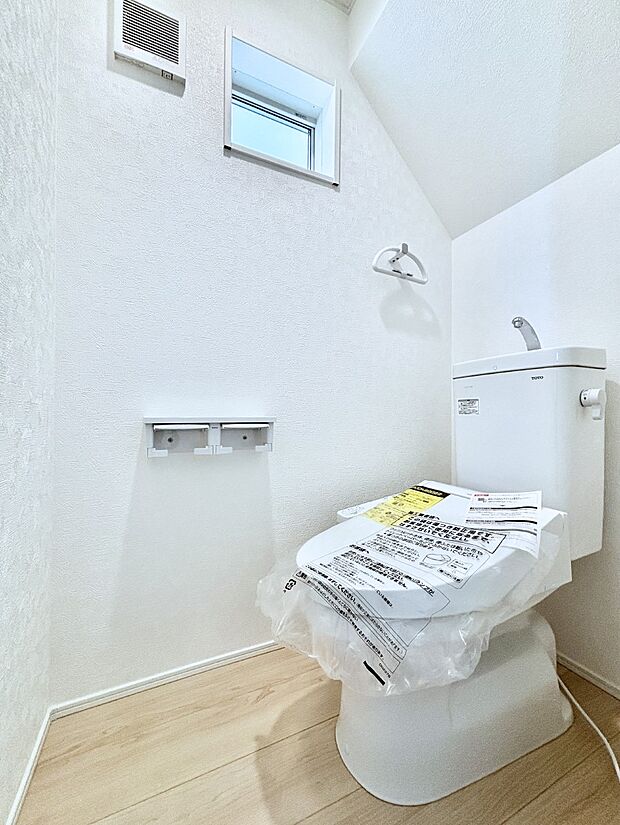 換気用小窓があり、明るく清潔な空間です。