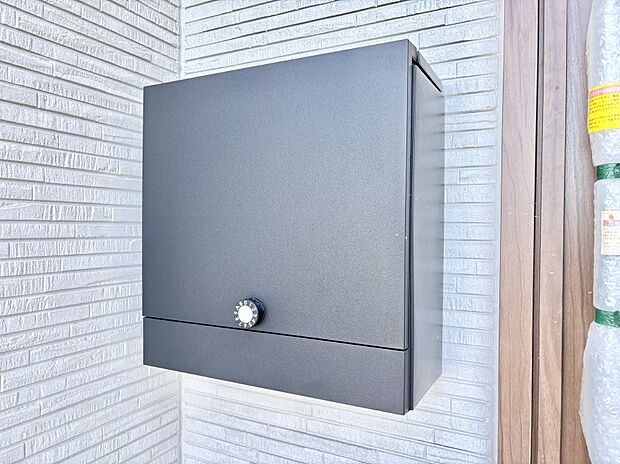 シンプルデザインのポスト。
