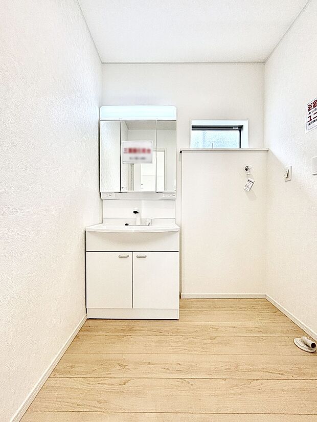 大きく見やすい三面鏡で清潔感ある洗面台は、身だしなみチェックや肌のお手入れにおすすめです。