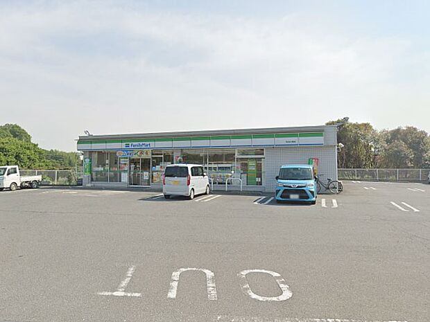 コンビニ 900m ファミリーマート見沼片柳店