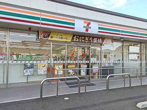 コンビニ 700m セブン-イレブン 草加松原5丁目店