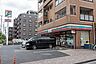 周辺：コンビニ 300m セブン-イレブン 足立東保木間1丁目店