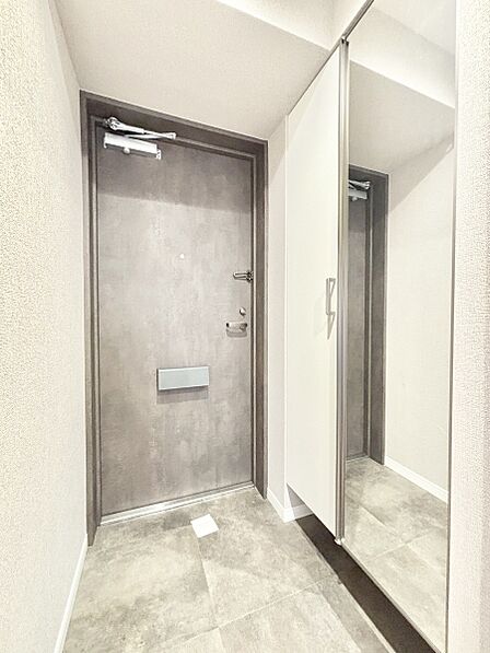 ミラー付きシューズボックスはお出かけ前の身だしなみチェックに便利
