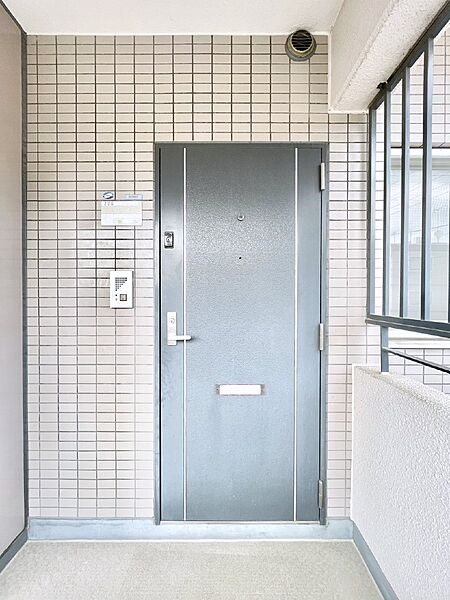 シンプルで落ち着いた雰囲気の玄関周り