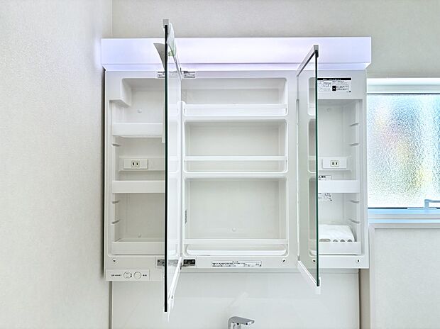 三面鏡の裏に、化粧品や衛生用品などを収納可能。洗面台をすっきりと保ちます!